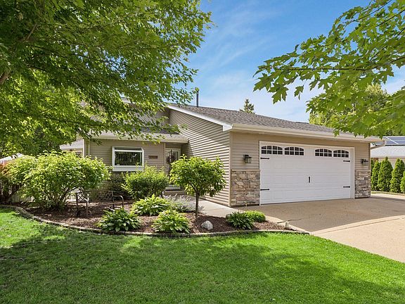 2nd image of 10028 Park Cir
