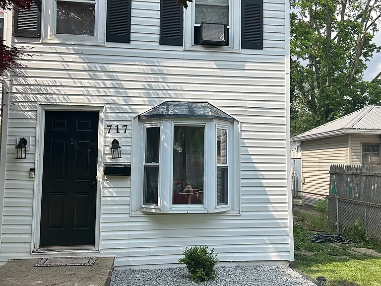 717 E Vine St — Photo 23