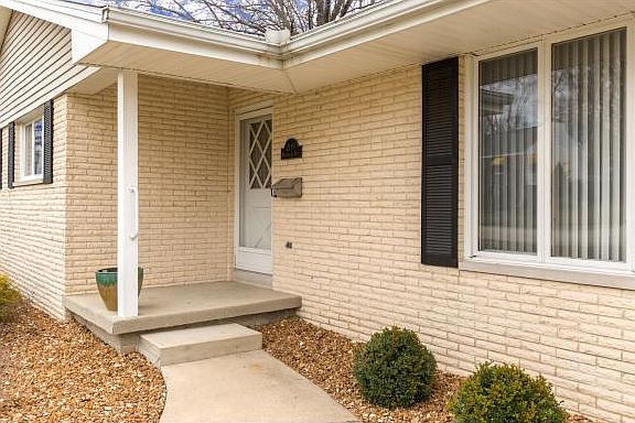 5th image of 2119 Meadowlake Dr