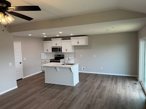3rd image of 813 S Wheaton Hills Dr