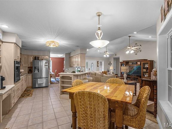 5th image of 1215 Oakcrest Ln