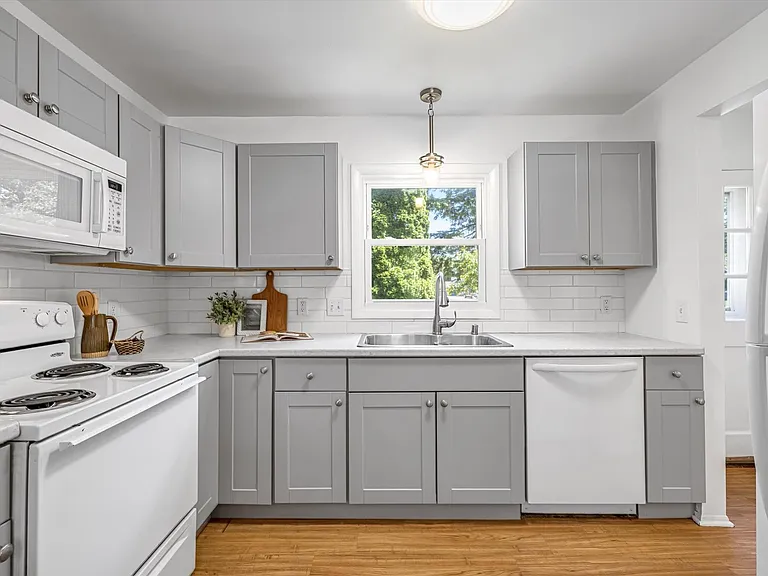 650 Cardiff Dr — Photo 3