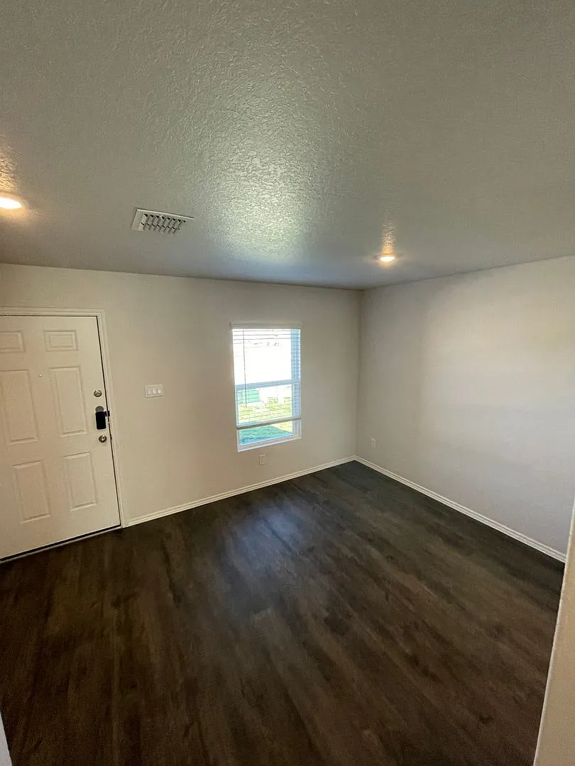 Pre-Leasing Now! Discover Modern Comfort in This Spacious 3-Bedroom, 2-Bath Home in Legend Pond — Photo 4