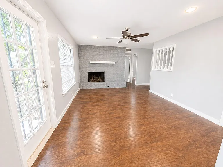 305 Starbright Dr — Photo 6