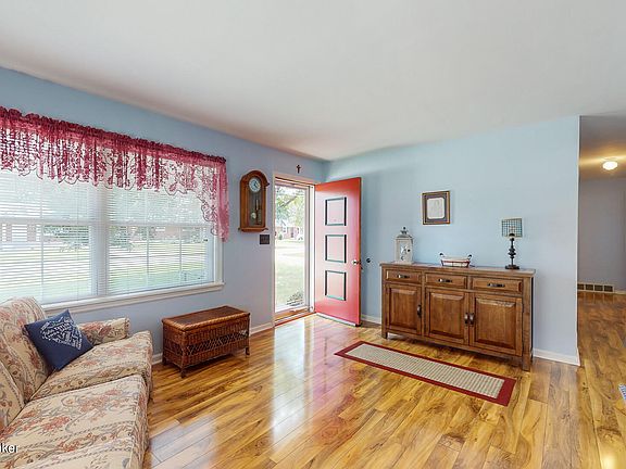 5th image of 7902 Columbine Dr