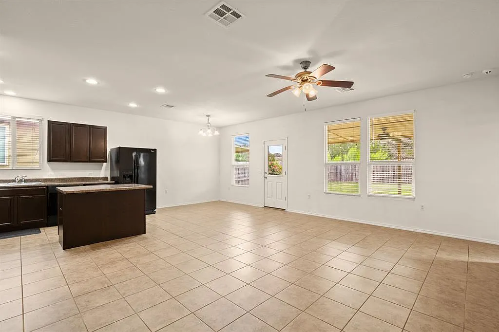 3 bed, 2.0 bath, 1412 sqft, $1,800 — Photo 2