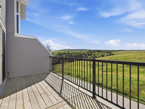 1602 E Jumping Pound Cmn, Cochrane, AB T4C 2L1
