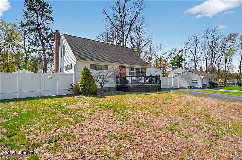 3rd image of 11 Red Fox Drive