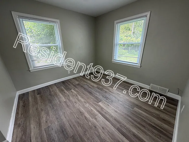 1143 Blakley Dr — Photo 9