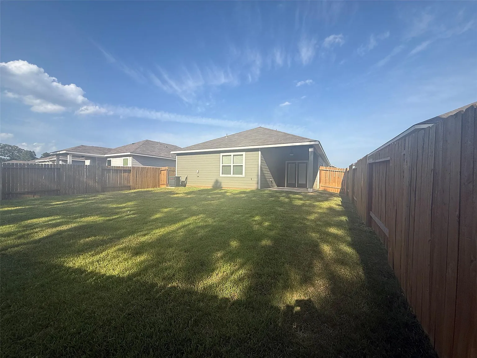 4 bed, 2.0 bath, 1852 sqft, $1,905 — Photo 2