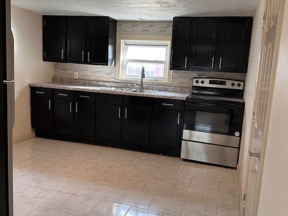 2nd image of 2800 Woodward St