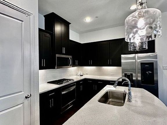 5th image of 122 Canonbury Dr