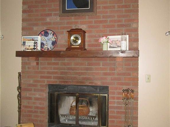 4th image of 990 Country Aire Dr