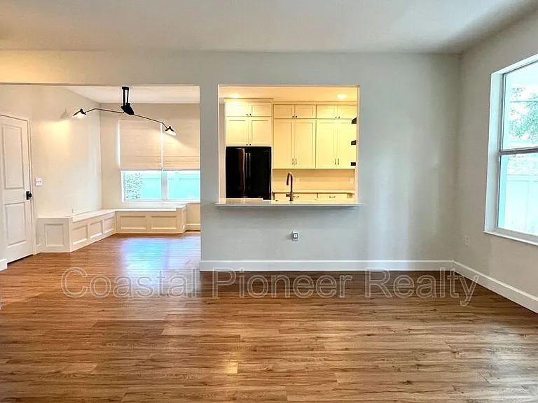 1738 W Spruce St — Photo 13