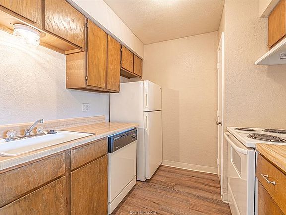 3rd image of 904 University Oaks Blvd APT 9