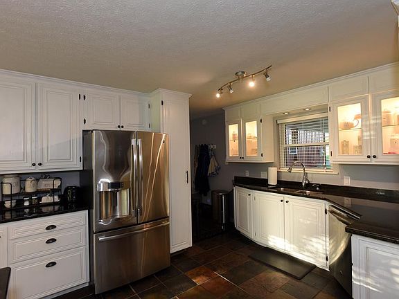 4th image of 50 Green Meadows Dr