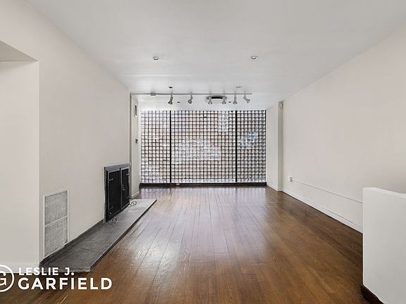 4th image of 211 E 48th St