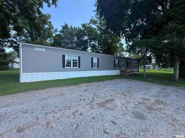 407 W Robinson St, Wayne City, IL 62895