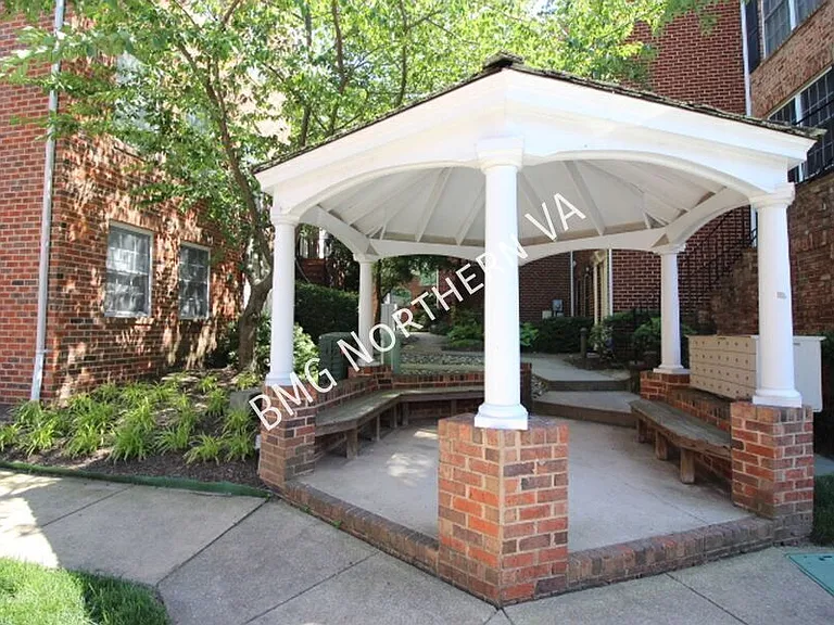 2304 N Greenbrier Ct #206 — Photo 26