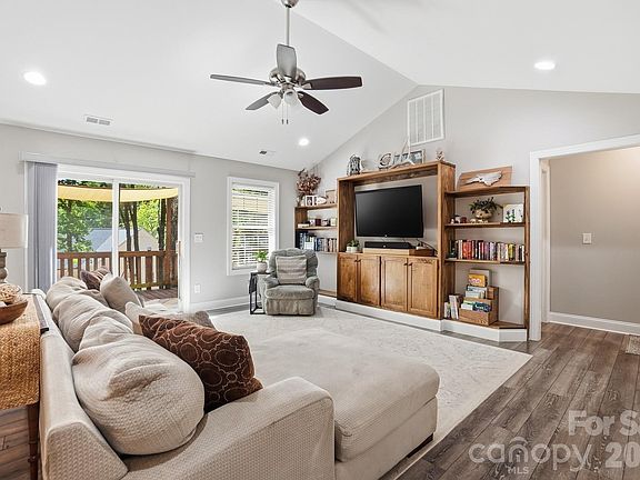 5th image of 646 Marigold Dr