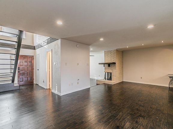 5th image of 2071 Clubview Dr