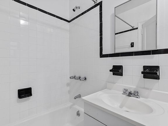 5th image of 4309 40th St APT 4F