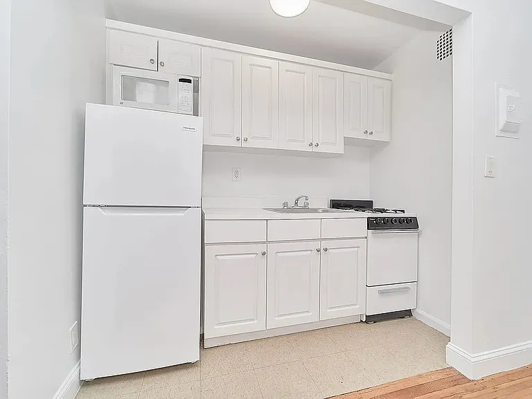 219 E 25th St #4BB — Photo 5