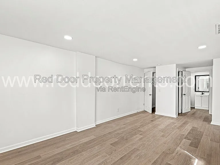1037 W 30th St — Photo 18