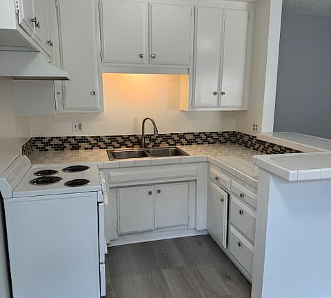 5th image of 1041 Bennett Ave APT 1