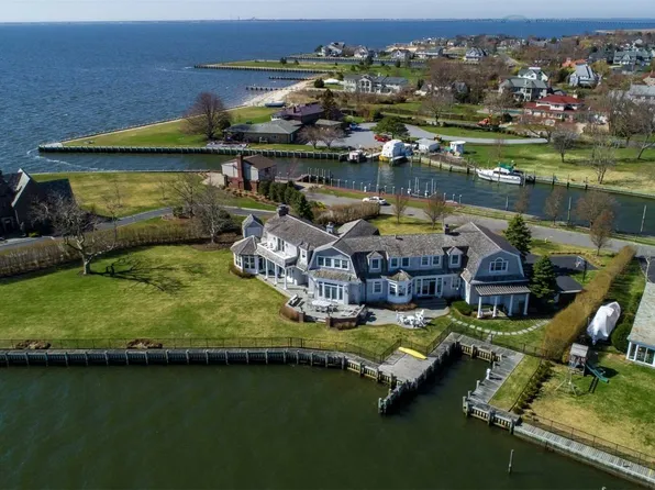 65 Lawrence Ln, Bay Shore, NY 11706