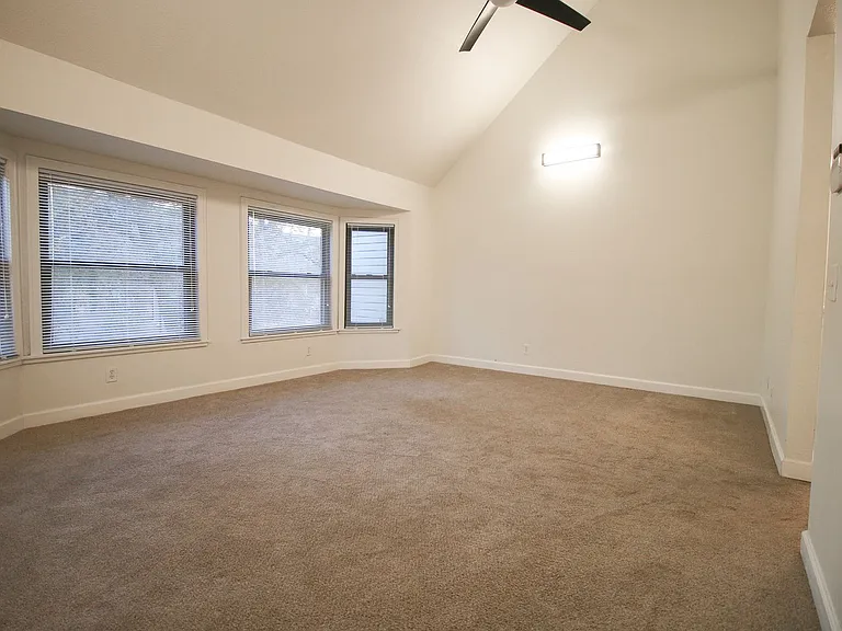 1225 S Lawton Ave — Photo 13