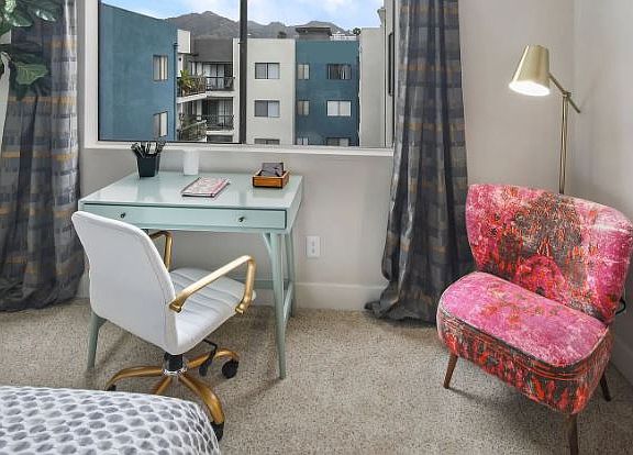 4th image of 1423 1/2 N Alta Vista Blvd #1