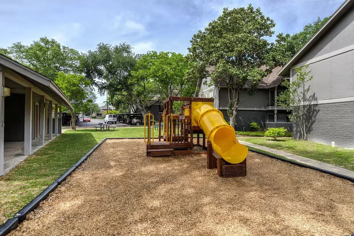 Distinction Apartment Homes — Photo 4