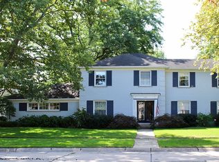563 Thorn Tree Rd, Grosse Pointe Woods, MI 48236