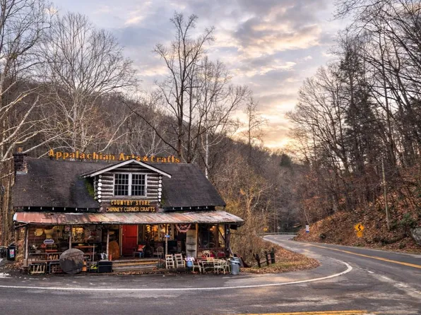 15328 Midland Trl, Ansted, WV 25812