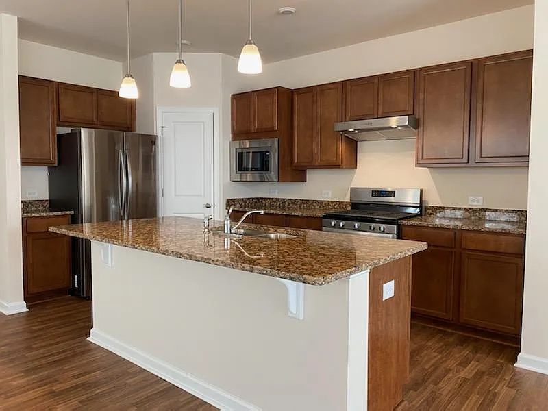 4 bed, 2.5 bath, 2100 sqft, $1,999 — Photo 4