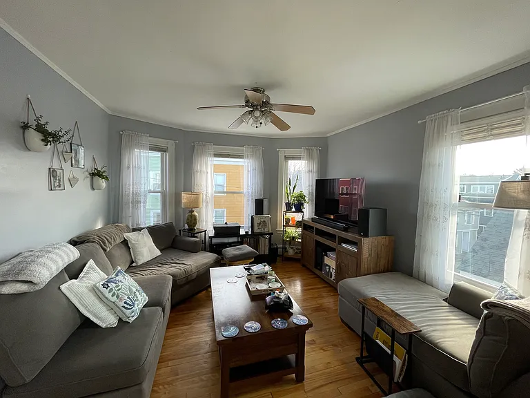 Sheridan St — Photo 1