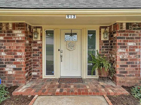 5th image of 913 NW Becontree Dr