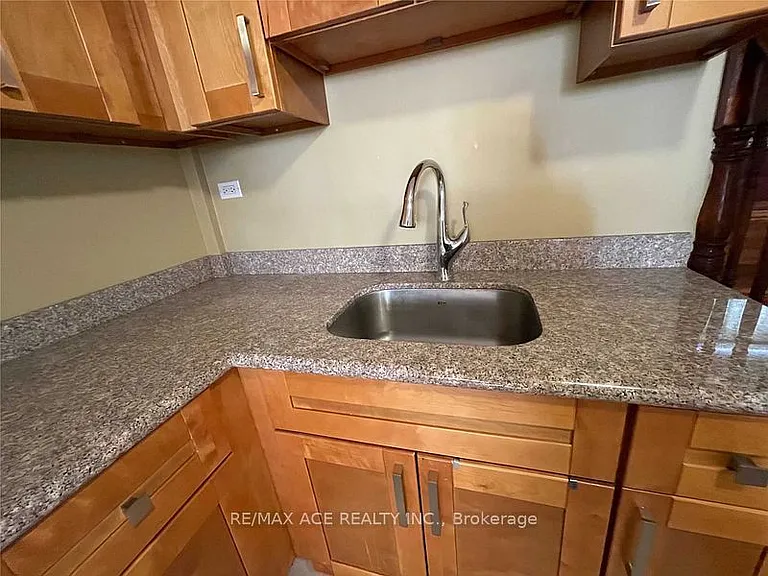 40 Cavehill Cres #LOWER — Photo 11
