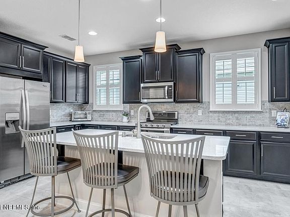 4th image of 28 CALUMET Drive