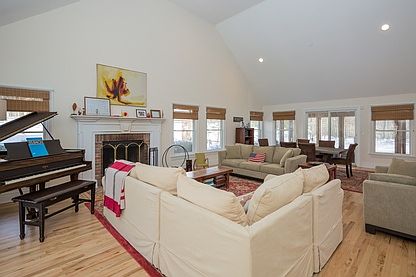 3rd image of 19 Grape Arbor Ln