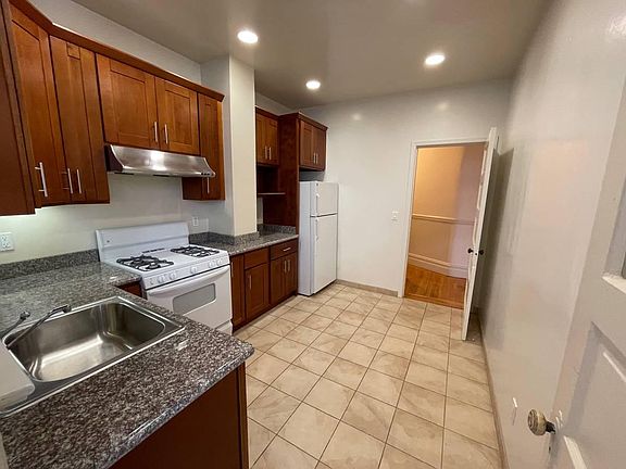 2nd image of 702 Lombard St