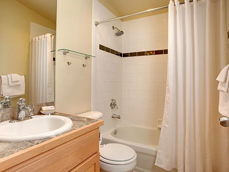 624 W Emerson St #B — Photo 5