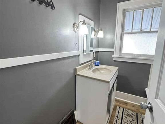 2nd image of 1842 Grand Ave