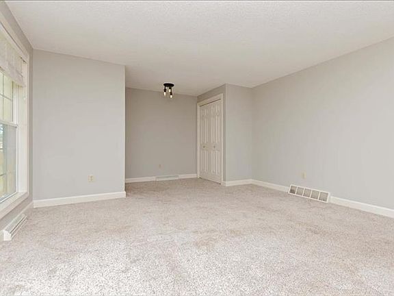 3rd image of 3201 Schooldale Dr