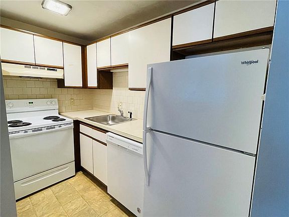 2nd image of 985 Atwood Ave APT 2