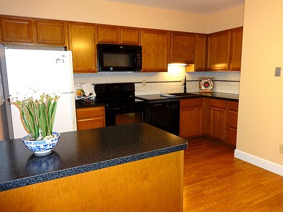 4th image of 105 Meadowlark Ave