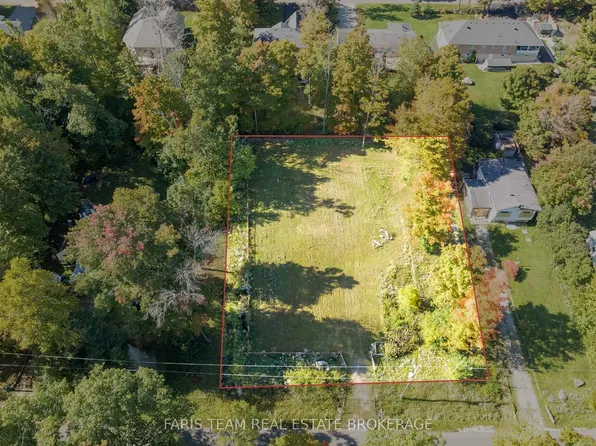 76 McArthur Dr, Penetanguishene, ON L9M 1W9