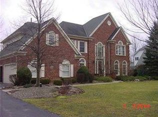 8325 Manchester Park Dr, East Amherst, NY 14051