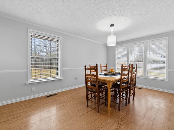 3rd image of 1601 Mission Rd